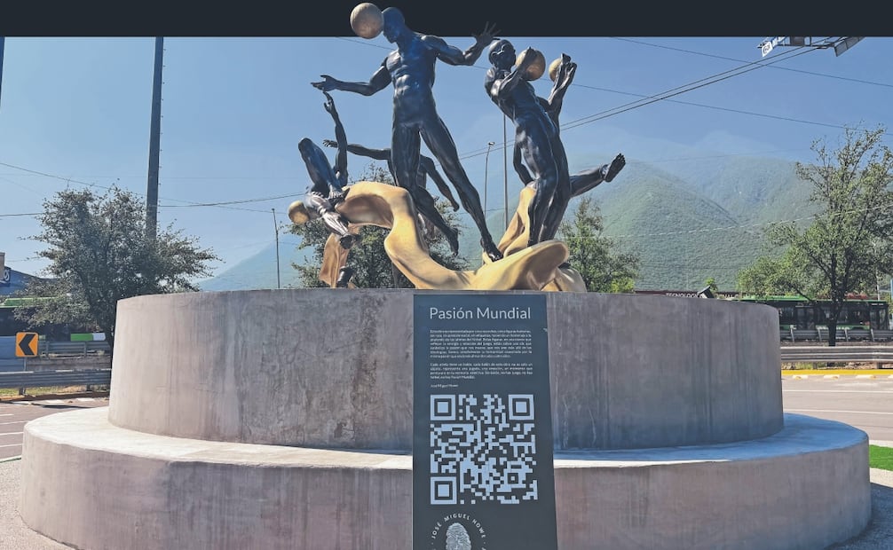 En las inmediaciones del Estadio Monterrey se encuentra la escultura monumental Pasión Mundial, instalada en Guadalupe. Foto: Marcela Perales/ EL UNIVERSAL  