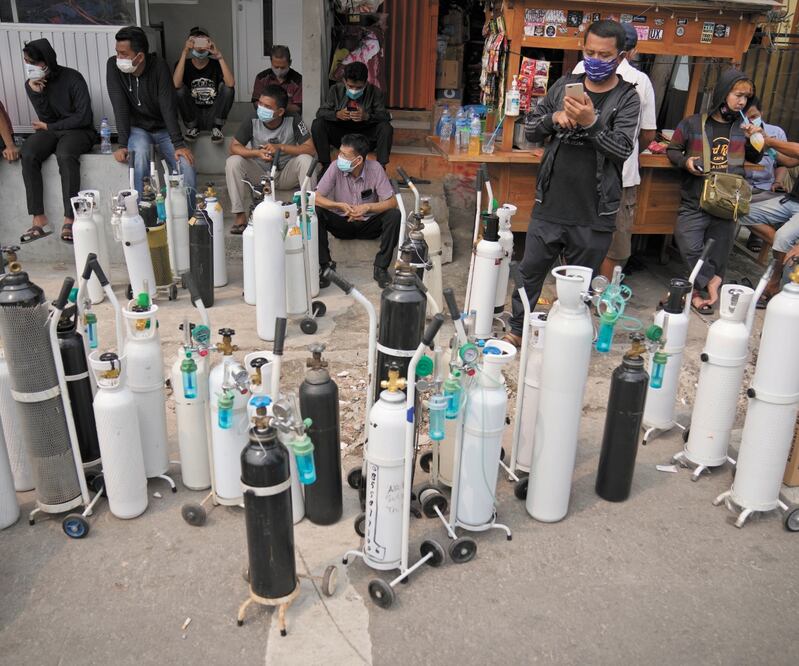 La gente espera durante horas para poder rellenar sus tanques de oxígeno en una estación en Indonesia, un país que se ve duramente golpeado por el Covid-19. Foto: DITA ALANGKARA. AP