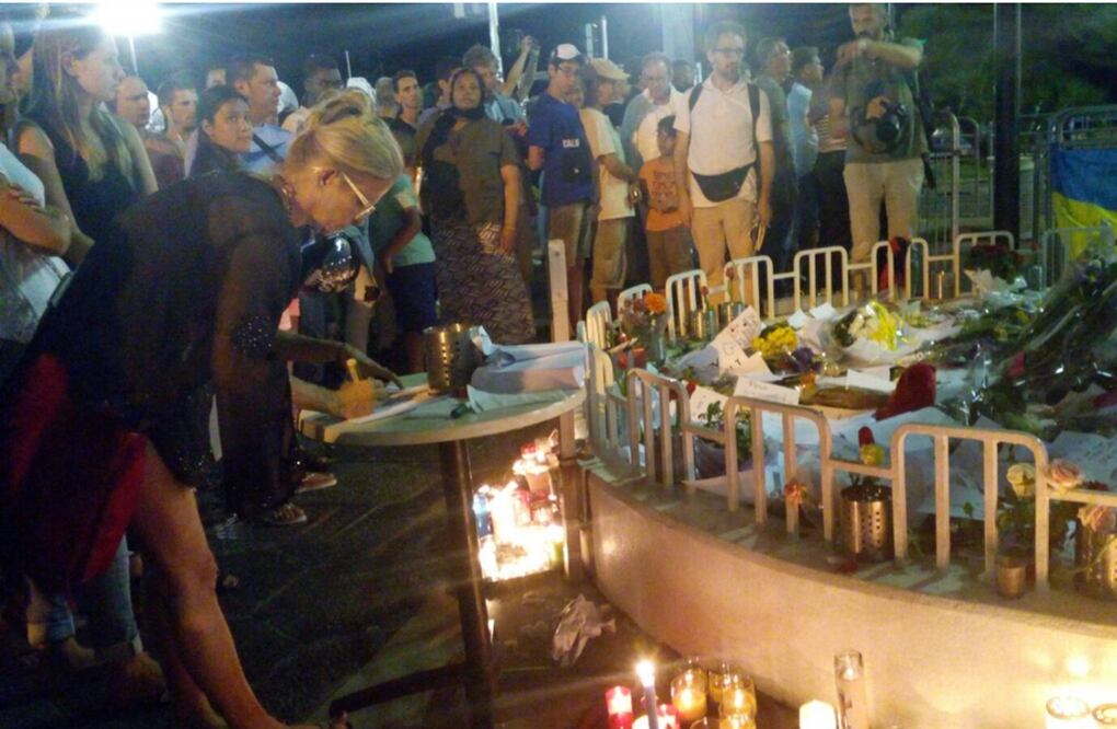 Al menos 84 personas murieron y 18 se encuentran en estado crítica luego que un camión arrolló en Niza a una multitud que asistía a los fuegos artificiales de la Fiesta Nacional francesa, informó el Ministerio del Interior.