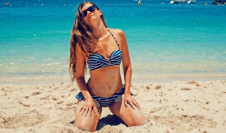 Los mejores tips para cuidar tu piel después de broncearte en la playa 