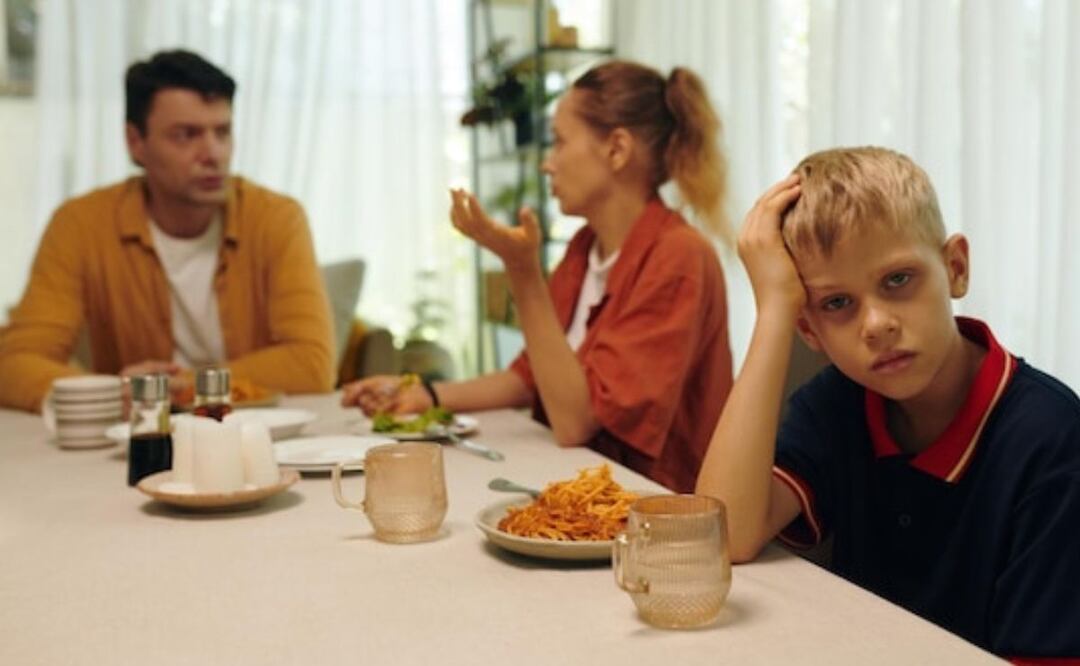 La familia debería ser un espacio de apoyo y cuando esto no es posible, es válido buscar ese entorno en otros lugares. Fuente: Freepik.