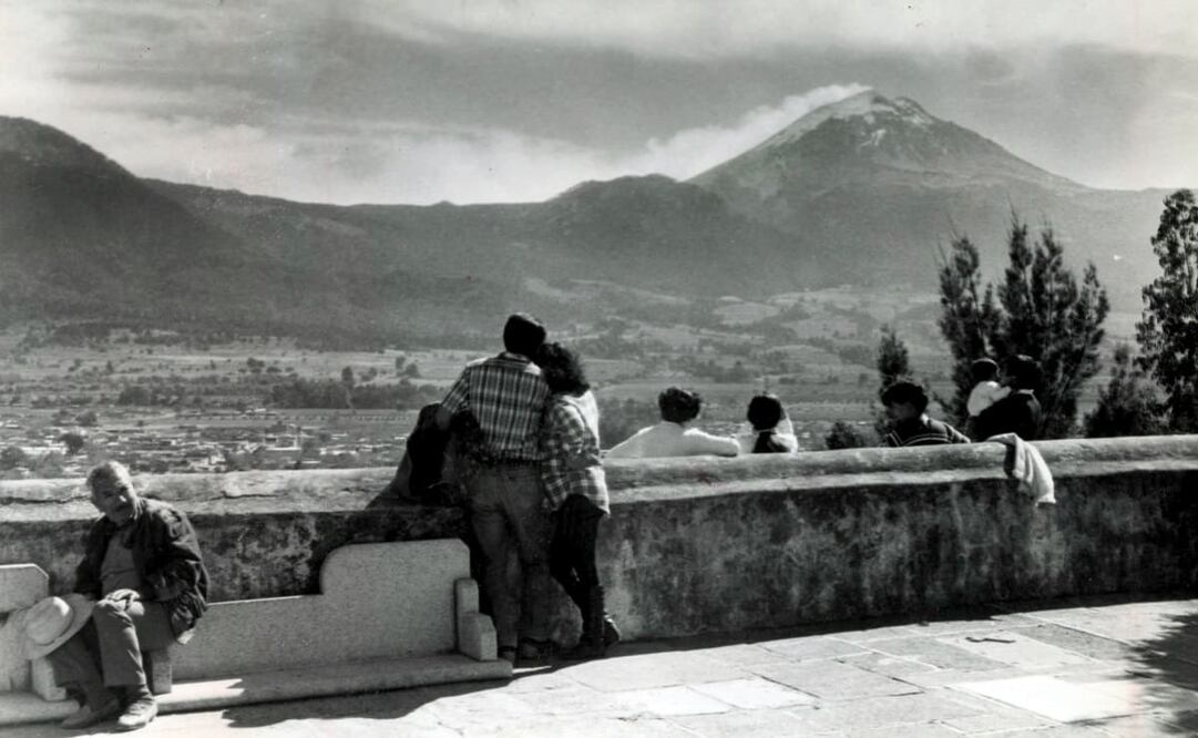 Pasada su etapa de mayor actividad, el volcán Popocatépetl se convirtió en un atractivo turístico. La foto fue tomada en Amecameca. 29 de diciembre de 1994. Foto: Gerardo Jácome/ Archivo EL Universal.