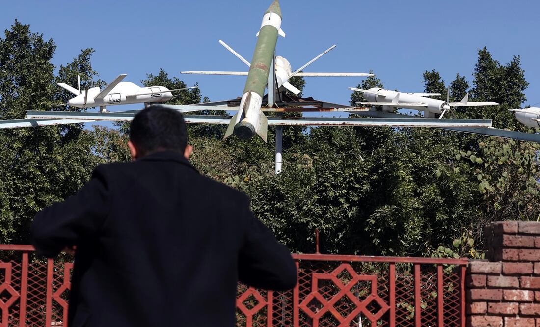 Una persona mira una exhibición de misiles y drones simulados fabricados por los hutíes en una plaza en Saná, Yemen. Foto: EFE