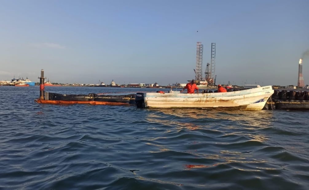 Contención y recuperación de hidrocarburo en la zona de Dos Bocas, Tabasco. (22/03/2026) Foto: Pemex