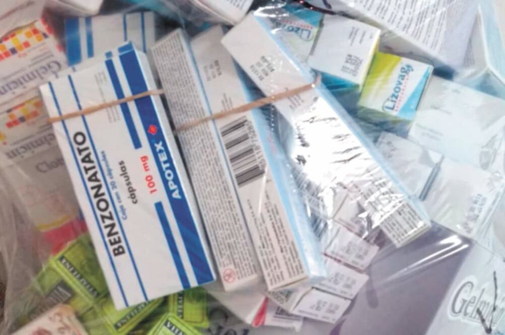 Ilegalidad. El pasado 6 de junio, las autoridades descubrieron la venta de medicina con leyenda de sector público en puestos semifijos. Foto/ CORTESÍA