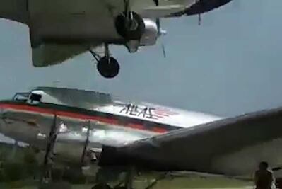 Captan en video arriesgado aterrizaje de avioneta en Colombia