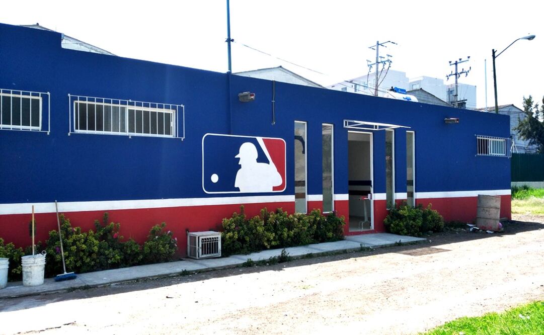 Autoridades de la delegación Azcapotzalco denunciaron que en el deportivo La Rosita, hay vestidores, baños y hasta una cama de masaje exclusivas para el ex titular de la demarcación, Sergio Palacios. Espacio que, dicen, solo se habilitaba cuando asistía a jugar beisbol. 