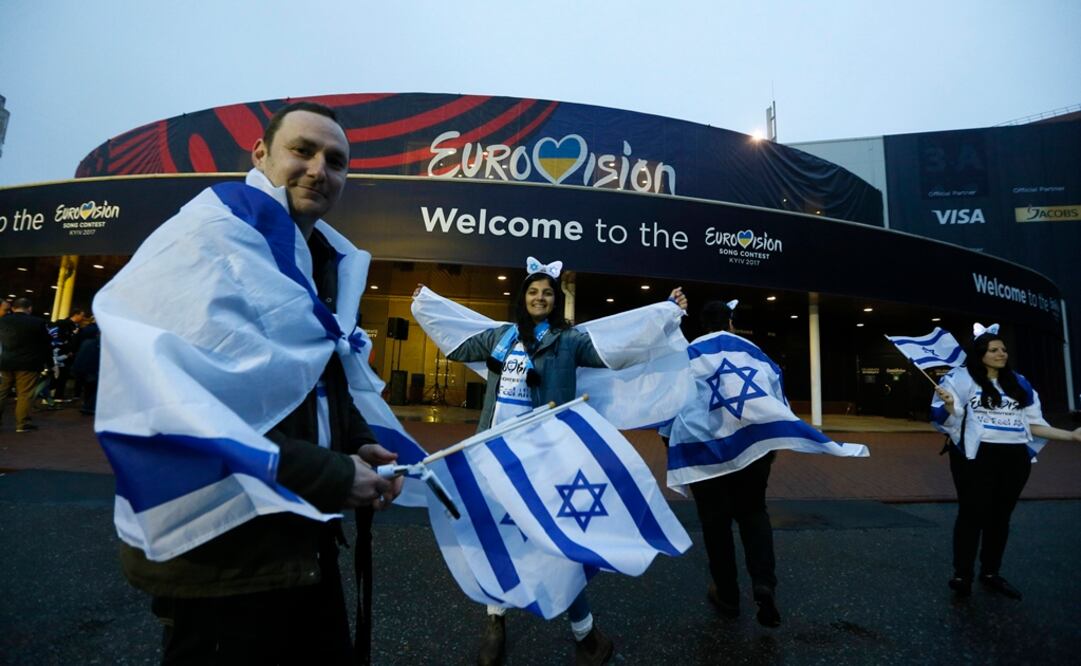 Fans de Israel agitan banderas antes de la Gran Final de Eurovision Song Contest 2017. Foto: Reuters/Valentyn Ogirenko, archivo