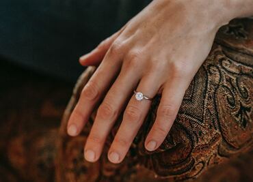 Pierde su anillo de bodas al caerse por el inodoro, lo recupera 20 años después