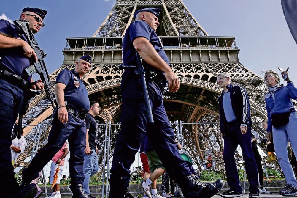Policías franceses realizan patrullaje frente a la Torre Eiffel, en París. Ayer, los países de la UE se comprometieron a combatir la radicalización de la gente (PASCAL ROSSIGNOL. REUTERS)