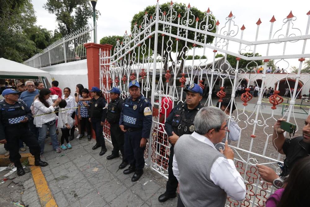 Retiran restos de juegos pirotécnicos de la iglesia de los Reyes Coyoacán y mantienen operativos de seguridad tras el incidente. FOTOS: Luis Cortés