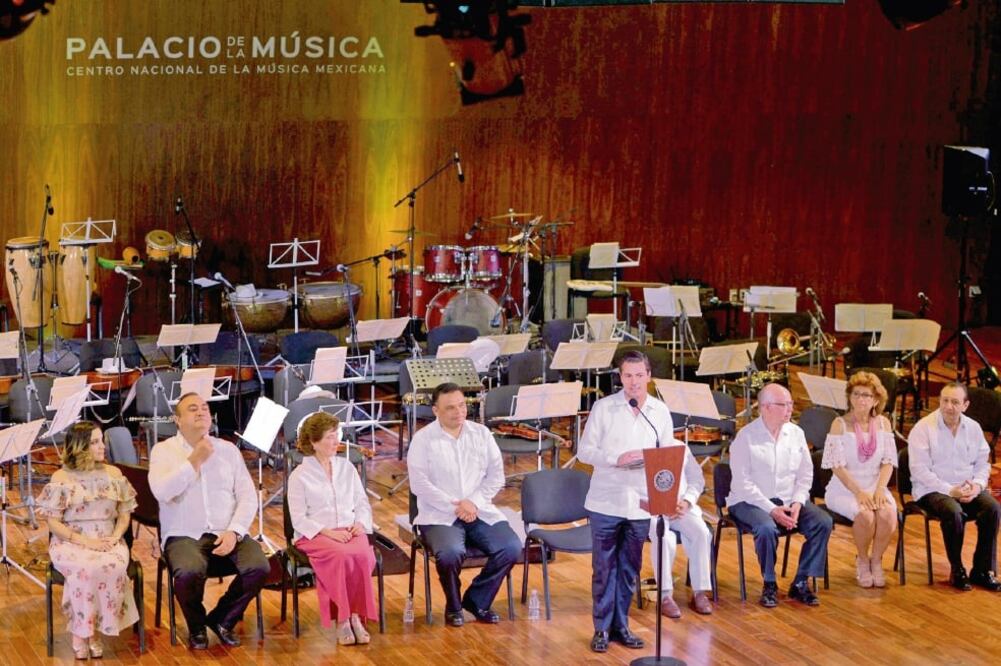 Al inaugurar en Mérida el Palacio de la Música, el presidente Enrique Peña Nieto destacó que el nuevo recinto cuenta con características únicas en el mundo, con sala de conciertos y centro de estudios e investigación (NOTIMEX PRESIDENCIA)