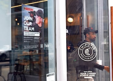 Caen solicitudes de ayuda por desempleo en EU; es su menor nivel en cuatro meses