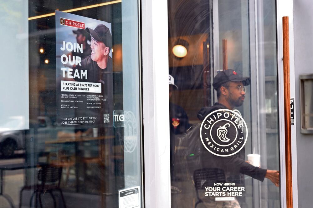 El número total de ciudadanos que recibían prestaciones por desempleo disminuyó en 14 mil. Foto: archivo