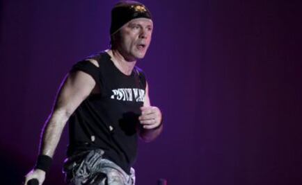 Vocalista de Iron Maiden atribuye su cáncer al sexo oral