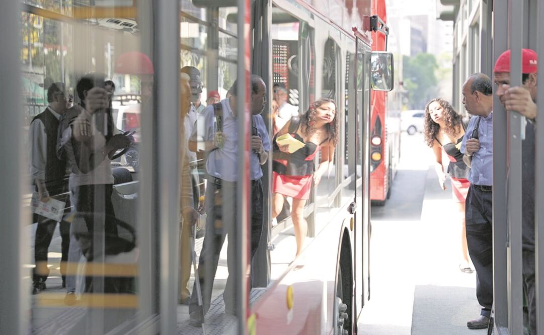 Algunos usuarios del transporte público opinaron que la situación del transporte complementario a la larga afectará su economía. (IVÁN STEPHENS. EL UNIVERSAL)
