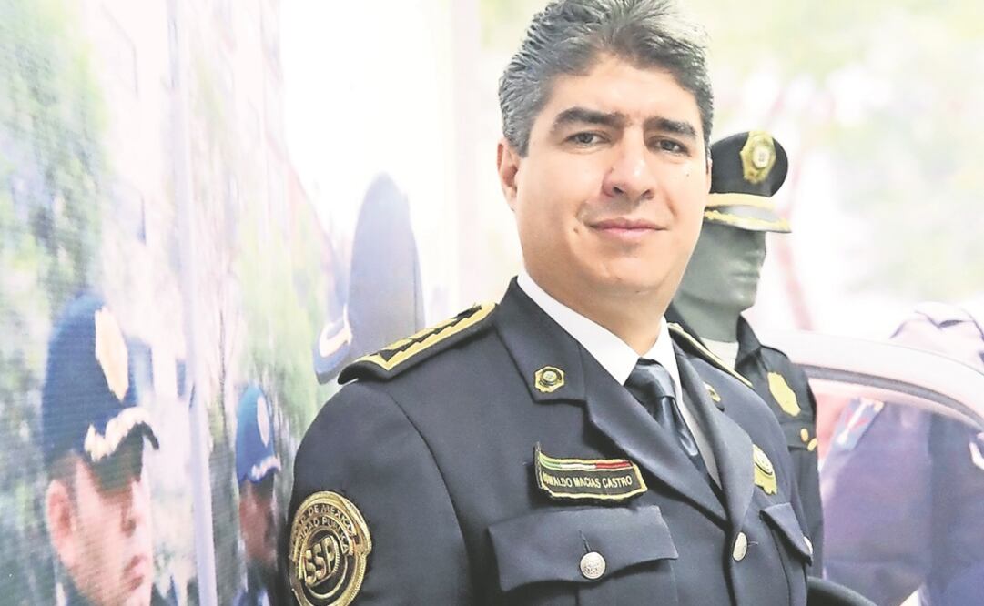 El policía tenor ha cantado para los jefes de la corporación, de Gobierno, embajadores, extranjeros y también para la ciudadanía. (FOTO: ARIEL OJEDA. EL UNIVERSAL)