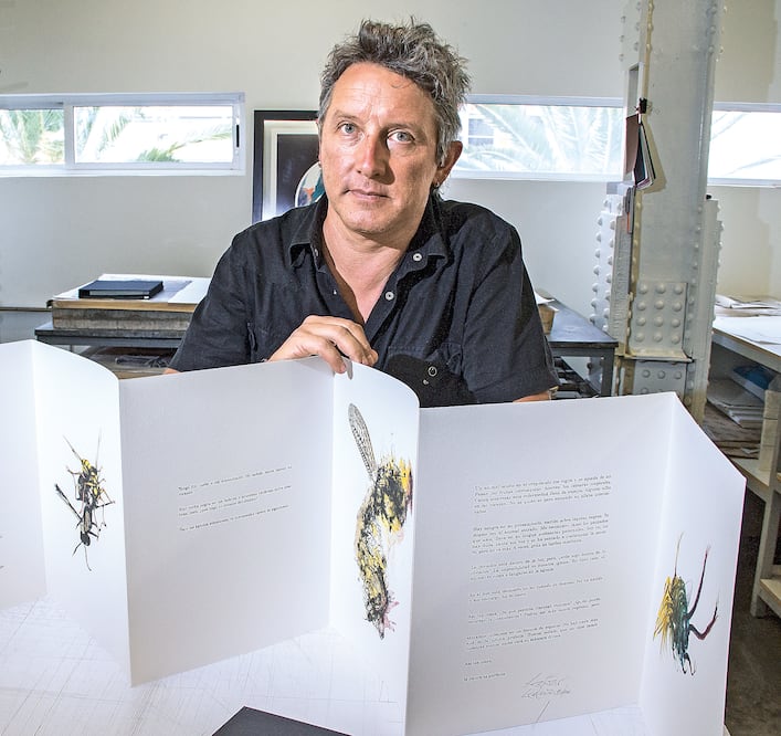 Luis Moro muestra parte del libro que realizó junto a Gamoneda (YADÍN XOLALPA. EL UNIVERSAL)