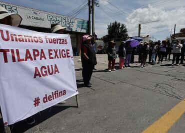 Bloquean carretera que comunica Tilapa hacia La Marquesa para exigir solución al desabasto de agua en Tianguistenco