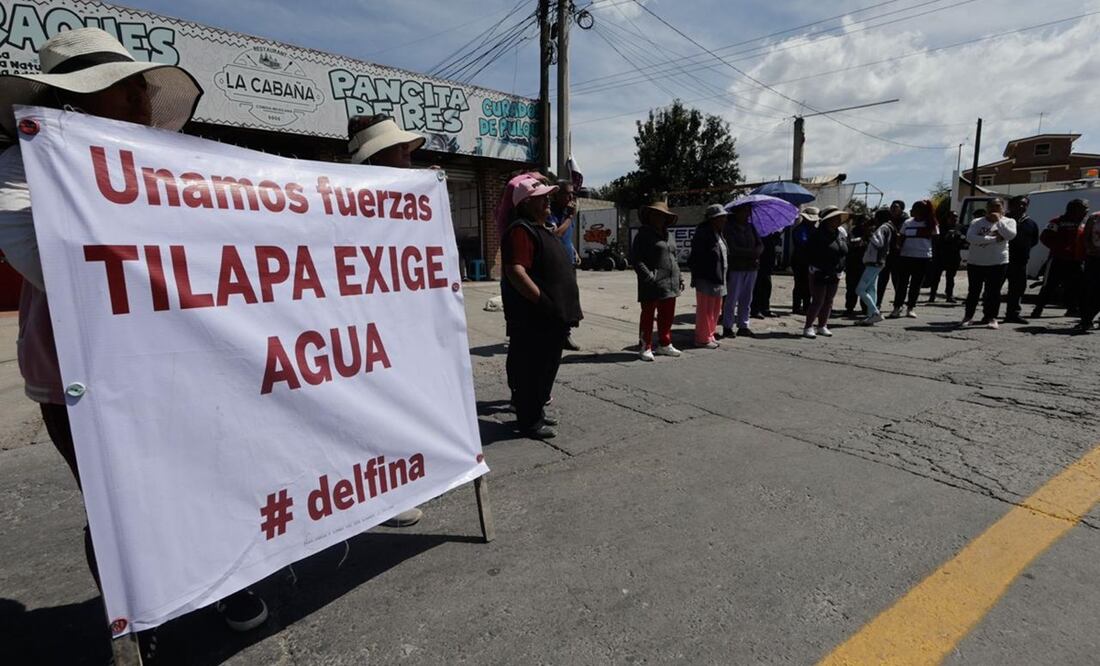 Habitantes de Santiago Tilapa bloquean carretera para exigir solución al desabasto de agua en Tianguistenco. Foto: Jorge Alvarado