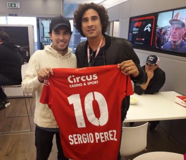 Guillermo Ochoa luce nuevo look