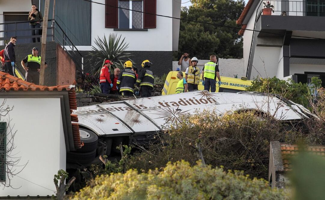 Rescatistas inspeccionan el sitio de un accidente de donde chocó un autobús de turismo en Canico, Santa Cruz, isla Madeira (Foto: EFE)