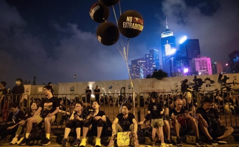 Miles de manifestantes exigen en Hong Kong la dimisión de su líder