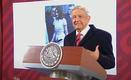 AMLO exhibe y critica foto de García Luna mirando a Carla Bruni en visita a México