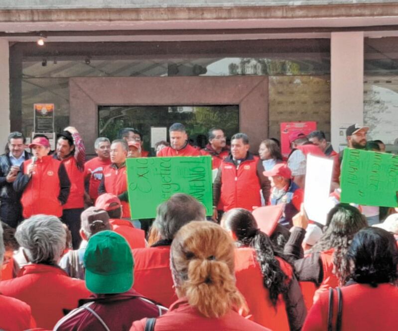 Miembros del Suteym realizaron una protesta para exigir la firma de un convenio que beneficie a sus agremiados. ESPECIAL
