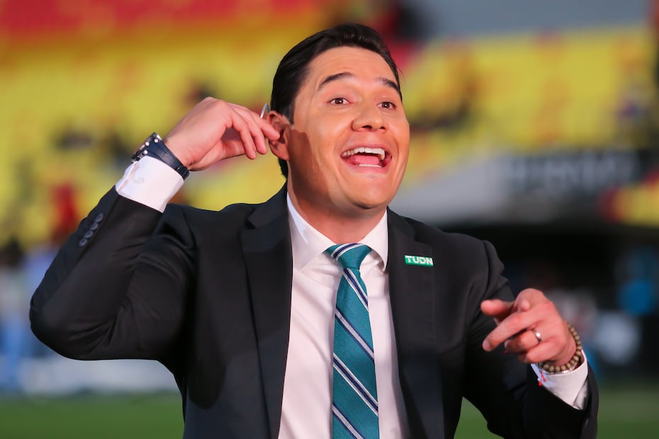 Moisés Muñoz como comentarista, durante un partido del Apertura 2019 de la Liga MX - Foto: Imago7