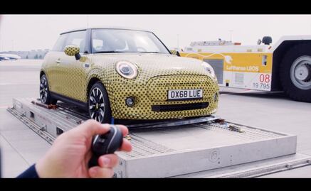 Mini Cooper remolca a un avión en Alemania