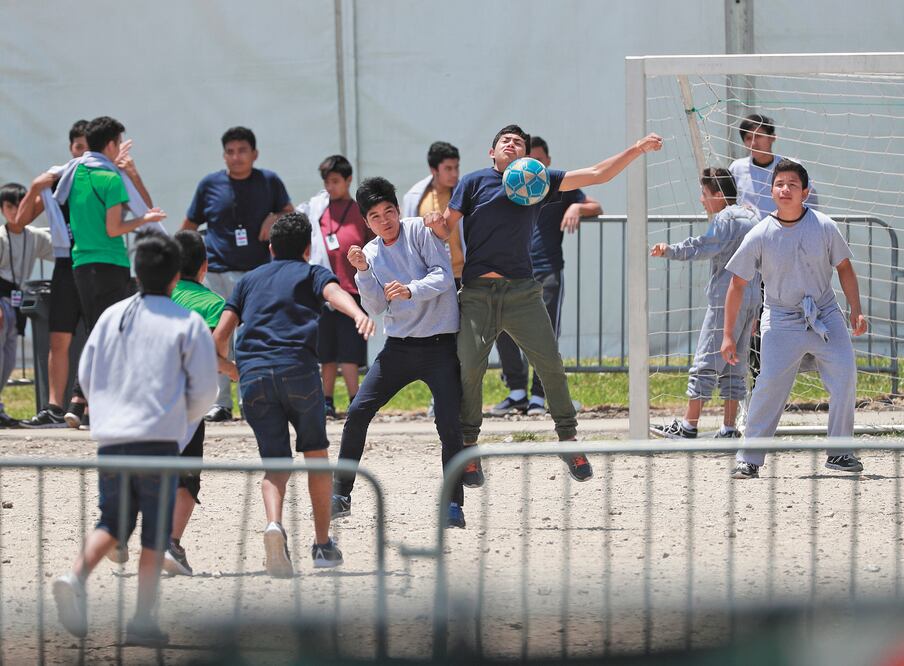 Niños migrantes juegan futbol en un centro para menores no acompañados, en Homestead, Florida. WILFREDO LEE. AP
