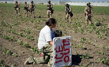 FOTOS: Así fue el enfrentamiento entre agentes del ICE y manifestantes por redada en campo agrícola en California