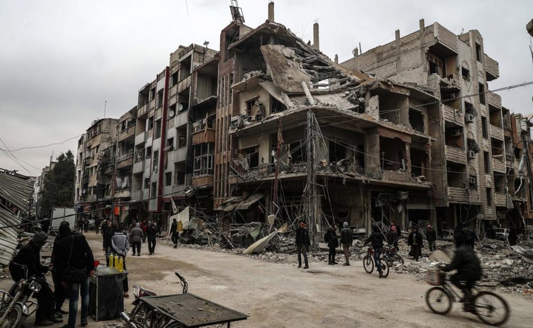 Vecinos inspeccionan los edificios en ruinas después de varios bombardeos el día anterior, en Duma, feudo rebelde de Guta Oriental (Siria) (Foto:EFE)