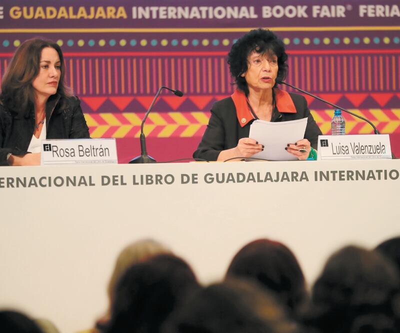 La narradora es la primera mujer en abrir el Salón Literario de la FIL y en recibir la Medalla Carlos Fuentes. Foto/JUAN BOITES. EL UNIVERSAL