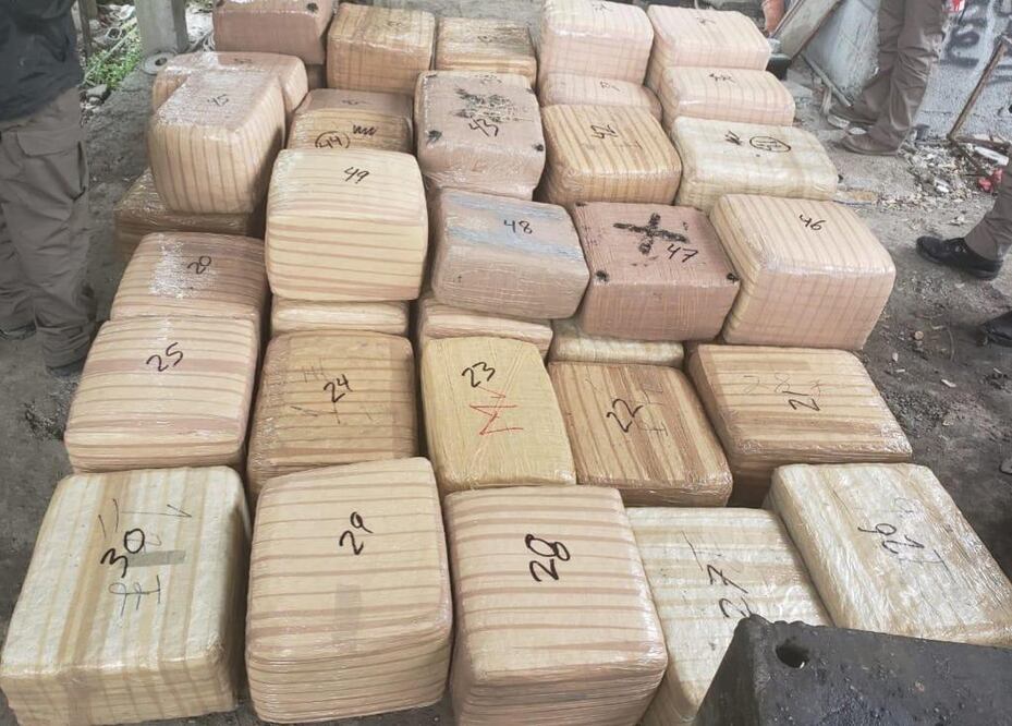 En total, la Fiscalía General de la República aseguró 144 paquetes de marihuana. Foto: Especial 