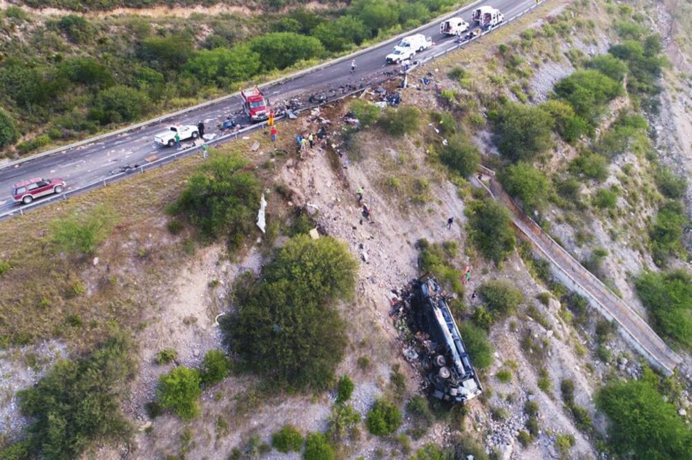 Autobús con 24 pasajeros a bordo se impactó con una unidad cargada con rollos de acero en la carretera Ciudad Victoria a Jaumave; posteriormente cayó al barranco (CORTESÍA PORTAL EN SEGUNDOS)
