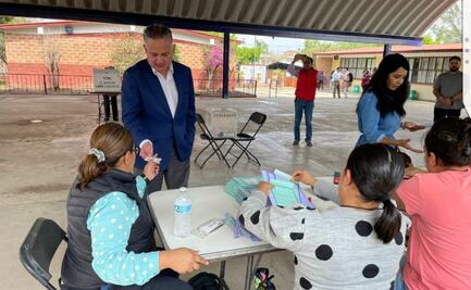Santiago Nieto emite su voto en Querétaro; llama a fortalecer la democracia con participación ciudadana