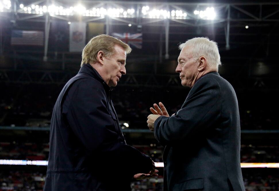 AP. El Comisionado de la NFL Roger Godell y Jerry Jones el dueño de los Vaqueros de Dallas 