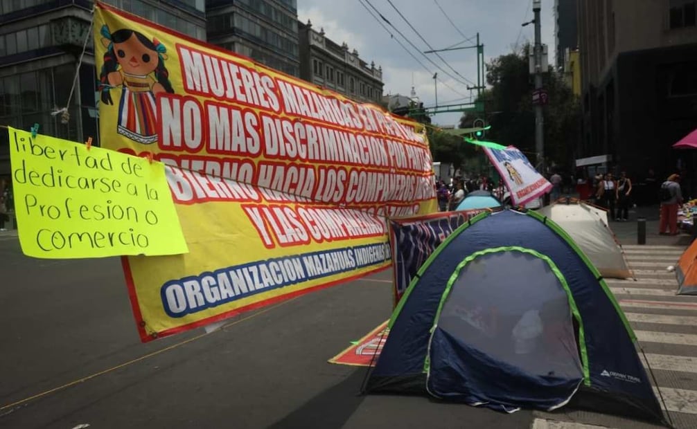 Durante cuatro horas, ambulantes de la Alameda Central bloquearon la circulación de la avenida Juárez. 01/09/2026 | Foto: Luis Camacho.
