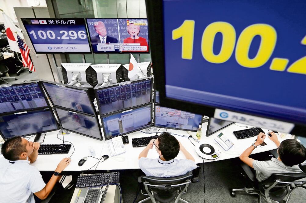 Ildefonso Guajardo aseguró que estuvo atento al movimiento de los mercados durante el primer debate presidencial entre Clinton y Trump (TORU HANAI. REUTERS)