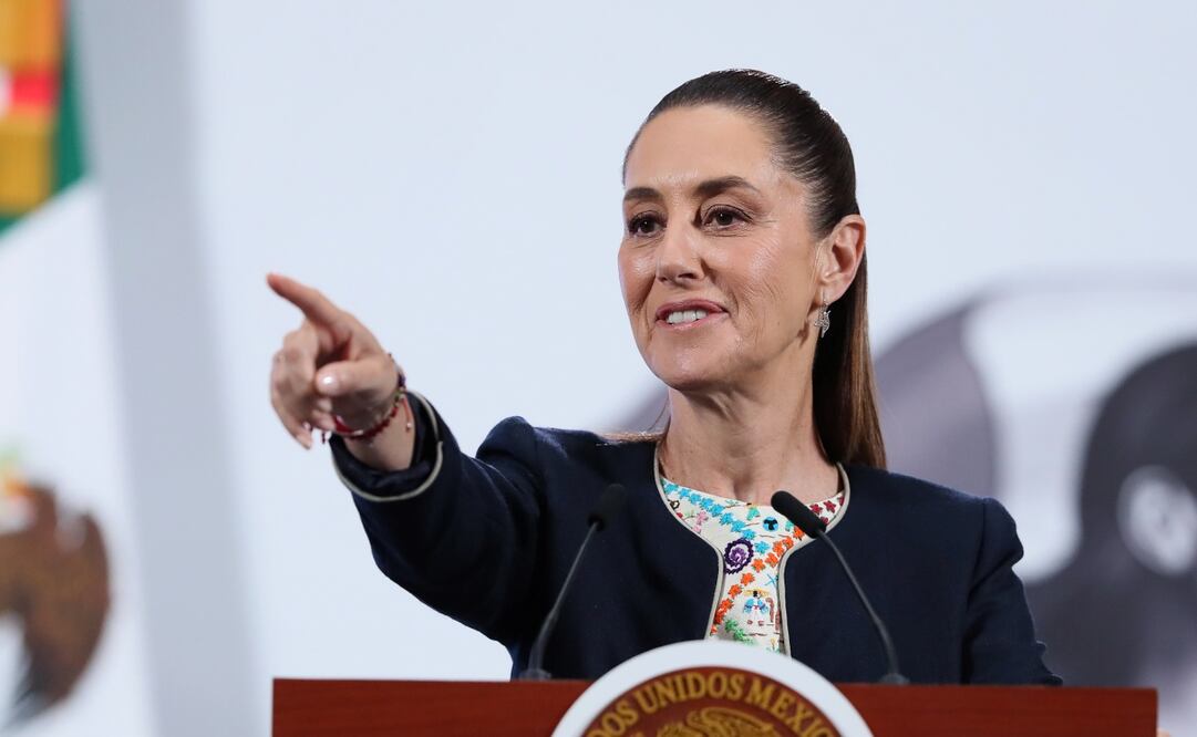 La presidenta de México, Claudia Sheinbaum, habla durante una rueda de prensa este lunes, en el Palacio Nacional de la Ciudad de México. Foto: EFE/ Mario Guzmán