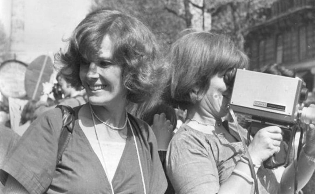 Micha Dell-Prane, Delphine Seyrig y Ioana Wieder empuñando una cámara durante una manifestación, 1976. Foto: Centre audiovisuel Simone de Beauvoir vía Museo Reina Sofía