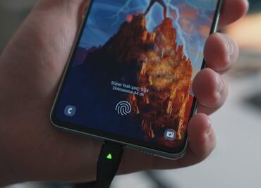 Por qué no cargar el celular en la computadora