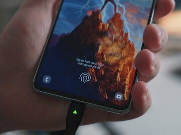 Por qué no cargar el celular en la computadora