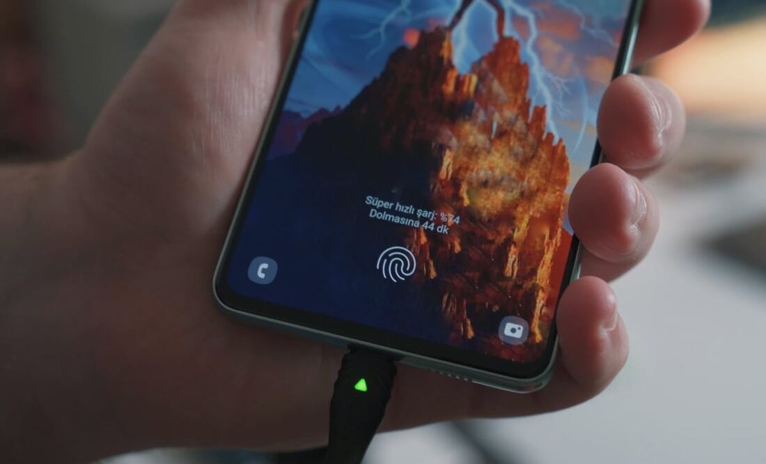 Lo mejor es utilizar un adaptador de corriente para cargar el celular correctamente. Imagen: Unsplash