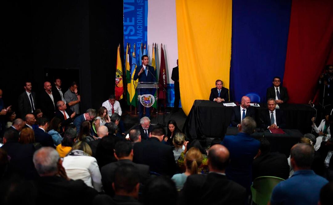 En Asamblea improvisada, Juan Guaidó fue reelecto presidente del Parlamento de Venezuela (Foto: AFP)