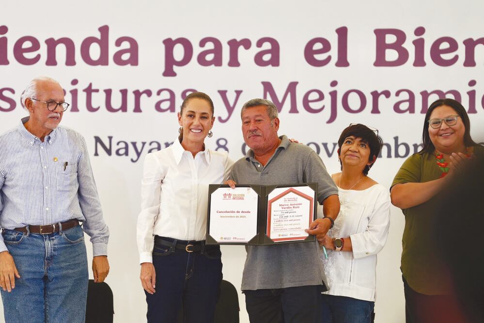 La presidenta Claudia Sheinbaum entregó constancias de reducción de saldos a acreditados del Infonavit. Foto: Especial