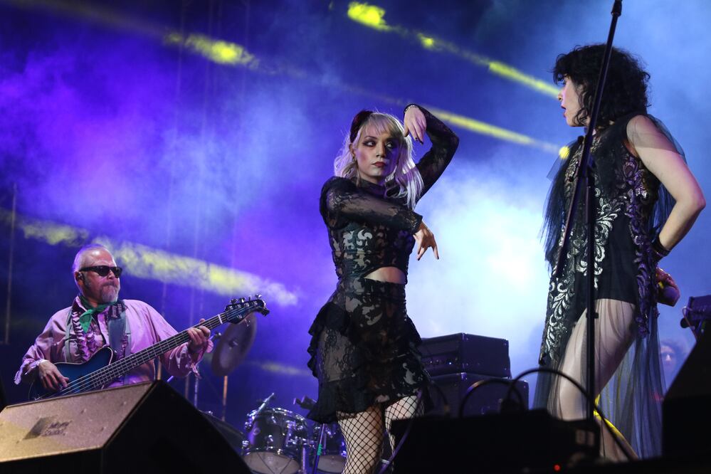 Santa Sabina a dueto con Descartes a Kant durante el Vive Latino 2019. FOTO: CARLOS MEJIA/EL UNIVERSAL