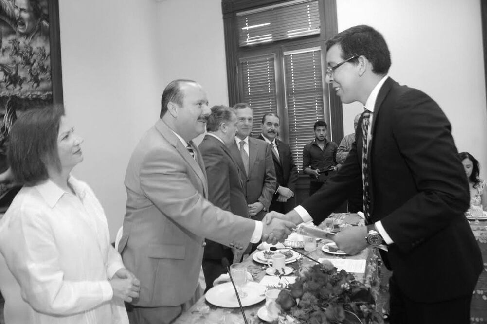 El gobernador de Chihuahua César Duarte Jáquez entregó los boletos de avión a los 20 estudiantes que se especializarán en Canadá (ESPECIAL)